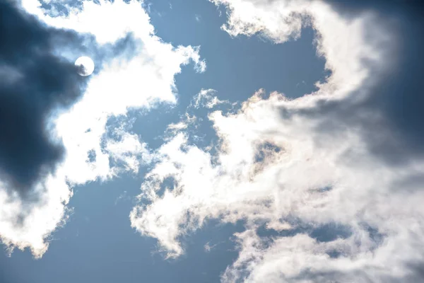 青い空に白い雲 — ストック写真