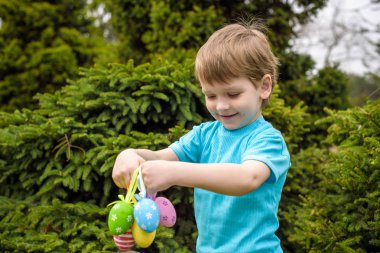 Farklı renk bir çocuğun elleri-yumurta Paskalya yumurta avlamak