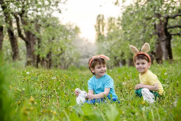 Dvě malé děti chlapců a přátelé v Velikonoční zajíček uši během tra — Stock fotografie
