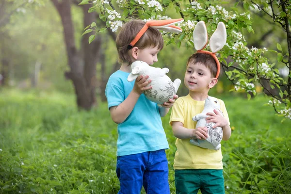 Dvě malé děti chlapců a přátelé v Velikonoční zajíček uši během tra — Stock fotografie