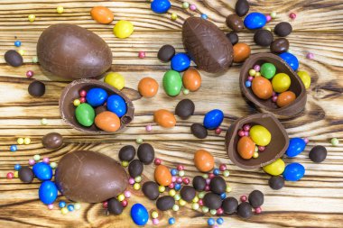 Çikolata Paskalya yumurtaları rustik ahşap arka plan üzerinde. Kopya alanı