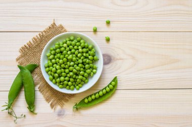 C rustik ahşap zemin üzerine üstten görünüm kase bezelye