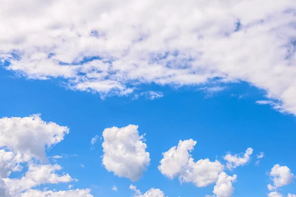 雲に囲まれた青い空 — ストック写真