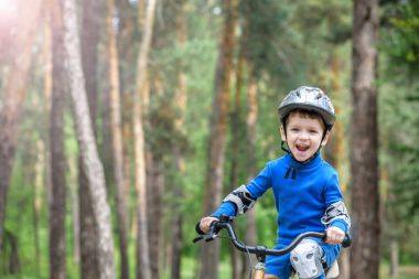Mutlu çocuk çocuk 4 yıllık güzel sonbahar gününde bir bisiklet ile sonbahar ormandaki eğleniyor. Etkin alt spor yapma. Güvenlik, eğlence çocuk kavramı.