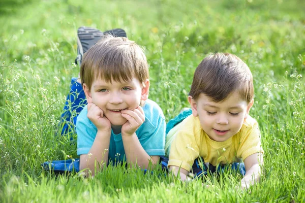 Счастливый ребенок наслаждается солнечным поздним летом и осенним днем на природе на зеленой траве . — стоковое фото