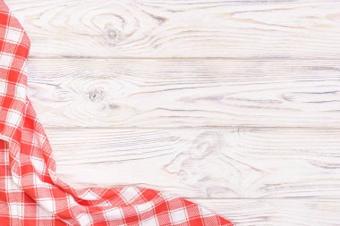 Kırmızı havlu Ahşap mutfak masasının üzerinde. Yukarıdan kopya alanı ile göster