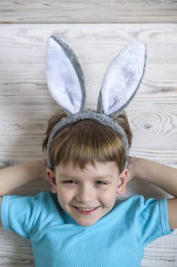 Paskalya kavramı. Paskalya için hazırlanıyor tavşan kulakları giyen mutlu sevimli çocuk