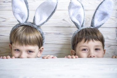 İki sevimli küçük kardeş tavşan kulakları yumurta oynarken giyiyor Paskalya'da avlamak. Çok güzel çocuk Paskalya evde kutlamak.