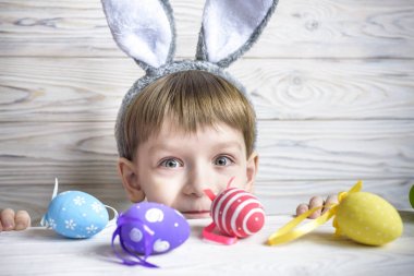 Masa altından bakmak - Paskalya tavşan için bekleyen tavşan kulakları ile çocuk