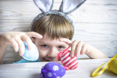 Masa altından bakmak - Paskalya tavşan için bekleyen tavşan kulakları ile çocuk