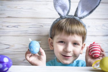 Masa altından bakmak - Paskalya tavşan için bekleyen tavşan kulakları ile çocuk