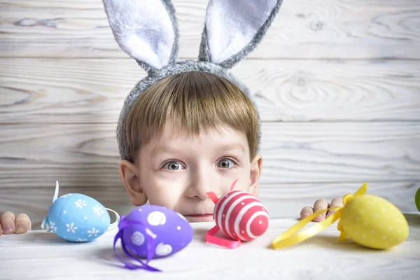 Masa altından bakmak - Paskalya tavşan için bekleyen tavşan kulakları ile çocuk