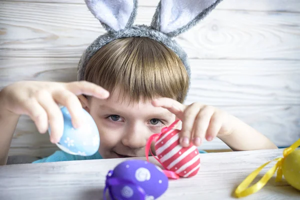 Masa altından bakmak - Paskalya tavşan için bekleyen tavşan kulakları ile çocuk