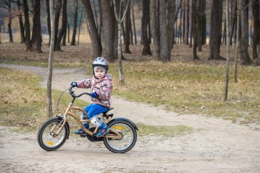 sabah erken ormanında bir bisiklet çocuk. Çocuk bisiklet o