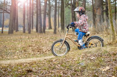 sabah erken ormanında bir bisiklet çocuk. Çocuk bisiklet o