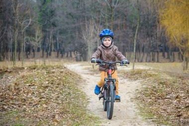 sabah erken ormanında bir bisiklet çocuk. Çocuk bisiklet o
