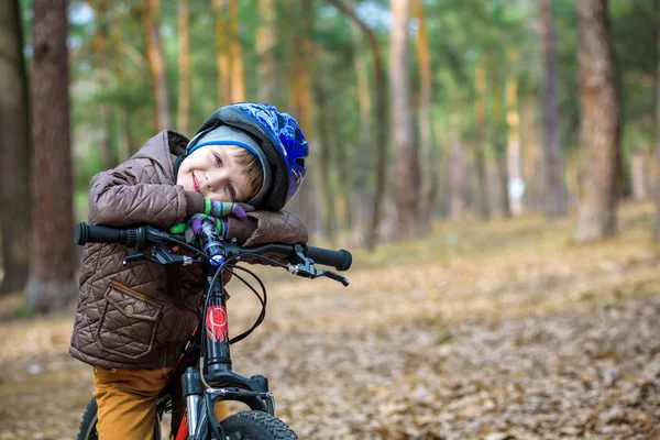 Szczęśliwy chłopiec 3 lub 5 lat, zabawy w lesie jesienią z rowerem na upadek piękny dzień. Aktywne dziecko sobie kask rowerowy. Bezpieczeństwo, Sport, wypoczynek z koncepcją dzieci. — Zdjęcie stockowe