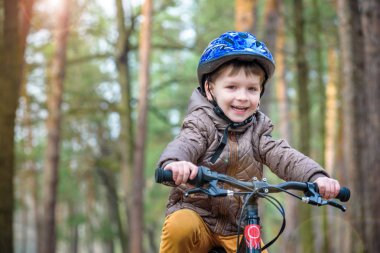 Having oyunculuk ile sonbahar ormandaki 3 veya 5 yıllık mutlu bir çocukluk oğlan bir