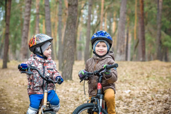 Junge Leute auf Fahrrädern — Stockfoto