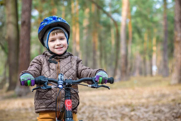 Szczęśliwy chłopiec 3 lub 5 lat, zabawy w lesie jesienią z rowerem na upadek piękny dzień. Aktywne dziecko sobie kask rowerowy. Bezpieczeństwo, Sport, wypoczynek z koncepcją dzieci. — Zdjęcie stockowe