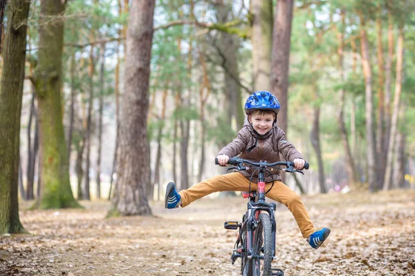 Szczęśliwy chłopiec 3 lub 5 lat, zabawy w lesie jesienią z rowerem na upadek piękny dzień. Aktywne dziecko sobie kask rowerowy. Bezpieczeństwo, Sport, wypoczynek z koncepcją dzieci. — Zdjęcie stockowe