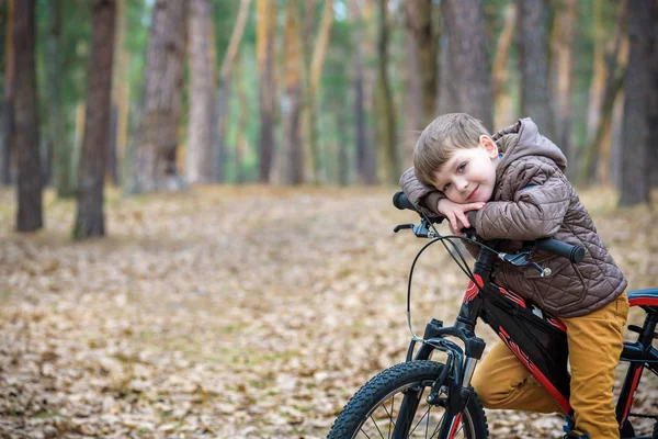 Kinder ruhen sich nach dem Radfahren aus — Stockfoto