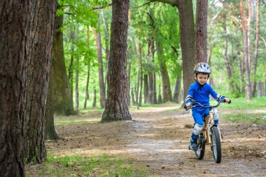 Sevimli sarışın çocuk mutlu çocuk ilk güneşli summ bisikletiyle eğleniyor