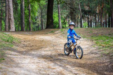 Sevimli sarışın çocuk mutlu çocuk ilk güneşli summ bisikletiyle eğleniyor