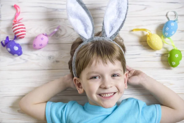Paskalya kavramı. Paskalya için hazırlanıyor tavşan kulakları giyen mutlu sevimli çocuk