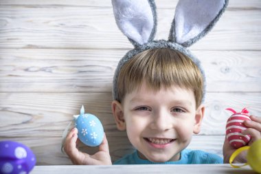 Masa altından bakmak - Paskalya tavşan için bekleyen tavşan kulakları ile çocuk