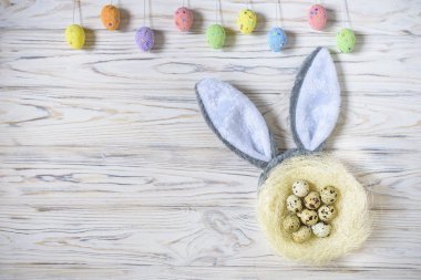 Bir yuva renkli Paskalya yumurtaları ve Paskalya evde tavşan kulakları ile