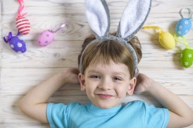 Paskalya kavramı. Paskalya için hazırlanıyor tavşan kulakları giyen mutlu sevimli çocuk