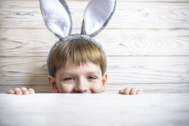 Masa altından bakmak - Paskalya tavşan için bekleyen tavşan kulakları ile çocuk