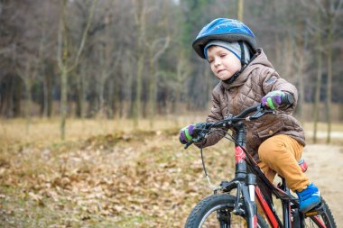 sabah erken ormanında bir bisiklet çocuk. Çocuk bisiklet o