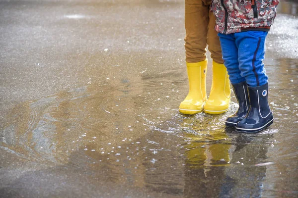 Szczęśliwe dzieci skoki w deszczu — Zdjęcie stockowe