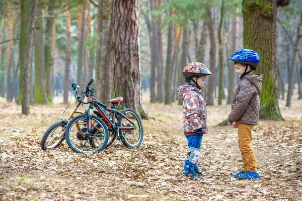 Dwa małe dzieci chłopców, najlepsi przyjaciele w lesie jesienią. Starsze bulionu — Zdjęcie stockowe