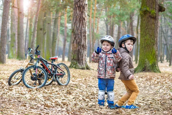 Kids resting after biking — Stock Photo, Image