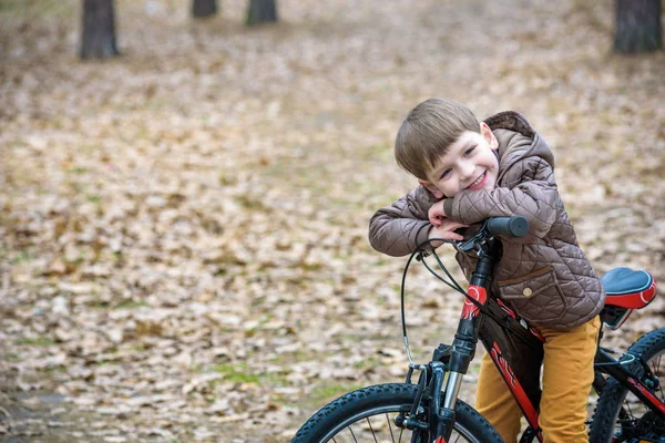 Kinder ruhen sich nach dem Radfahren aus — Stockfoto