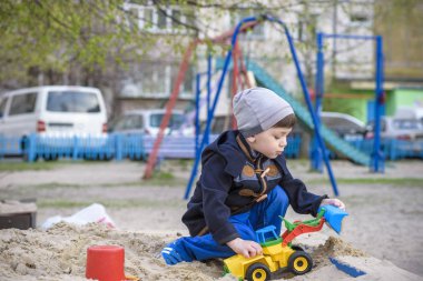 Küçük çocuk ile çocuk Ekskavatör Sandbox oynamak