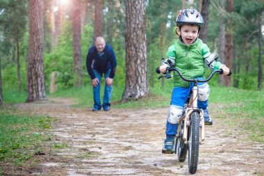 Küçük çocuk çocuk 3 yıl ve babası ile sonbahar ormandaki bir