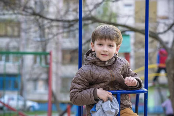 Bedårande liten pojke svängande i parken — Stockfoto