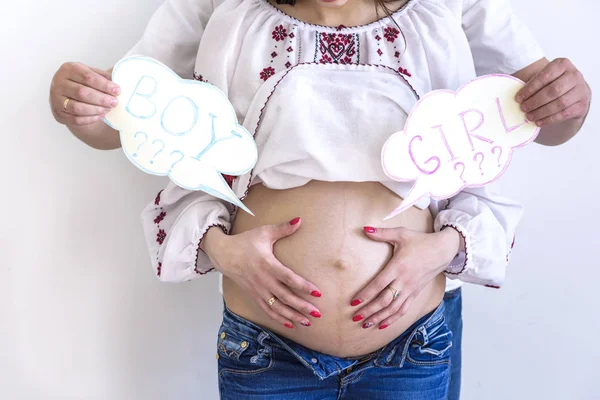 Pareja embarazada eligiendo el género del bebé, el nombre del niño. El problema de la elección de un marido y una esposa — Foto de Stock