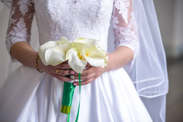 Flores, noiva com buquê de calos de noiva — Fotografia de Stock
