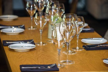 Beyaz masa örtüsü ile servis edilen boş restoran masası.