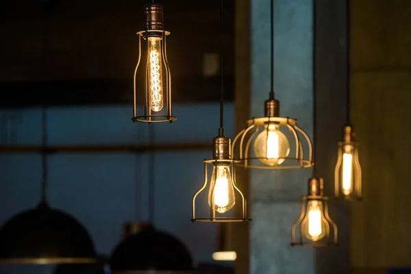 Endüstriyel kolye lamba kaba duvara. Çatı katı iç. Edison ampul