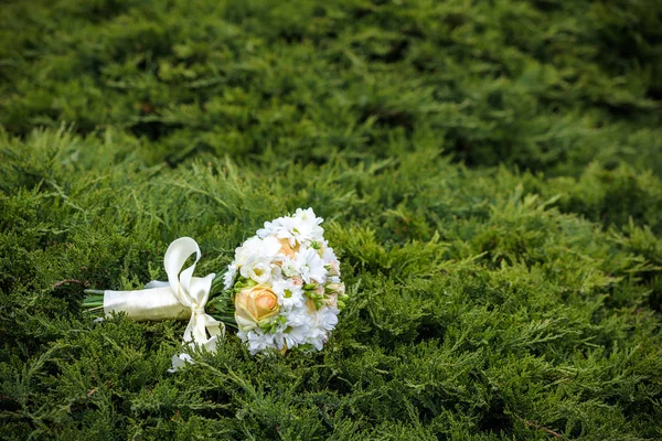 Ramo de boda de rosas sobre hierba verde — Foto de Stock