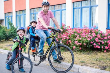 Bisiklete binme, baba ile çocuk mutlu binicilik bisiklet açık havada aile