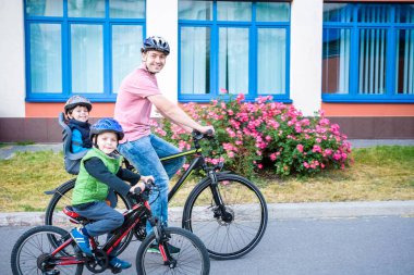 Bisiklete binme, baba ile çocuk mutlu binicilik bisiklet açık havada aile