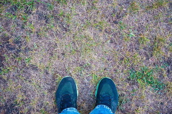 Крупный план кроссовок на траве - концептуальный образ — стоковое фото