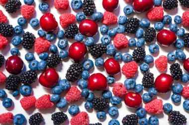 Yaz meyve ve çilek. ham organik çiftçi meyveler - 6 tip ahududu böğürtlen yaban mersini çilek kırmızı kuş üzümü bektaşi.